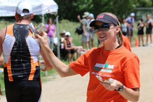 krista holding gels in triathlon